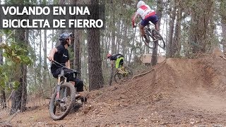 Mountain Bike Downhill a Fondo y Sin Excusas Bicicleta para Principiantes Volando en los Saltos [upl. by Marnia]