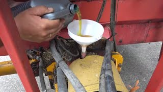 olie verversen van de voerwagen feedmixer oil change [upl. by Sirromaj]