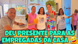 MARIA MAIA DISTRIBUIU PRESENTES COM AS EMPREGADAS DA CASA DE CARLINHOS MAIA ðŸ¤£ OLHA O QUE ELA DEU ðŸ˜±ðŸ¤£ [upl. by Neetsyrk]