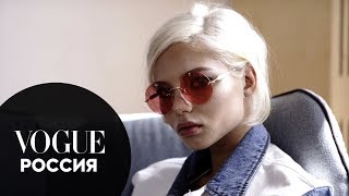 Что в сумке у Алеси Кафельниковой  Vogue Россия [upl. by Adamec]